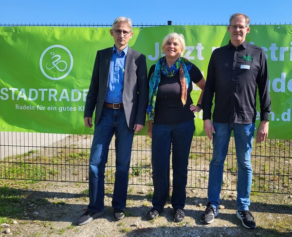 Organisatoren Stadtradeln Gl&uuml;cksrad Preisevergabe bei B.O.C, von links B&uuml;rgermeister Wramp, Klimaschutz Reinfeld Walden, Filialleiter B.O.C. Andresen
